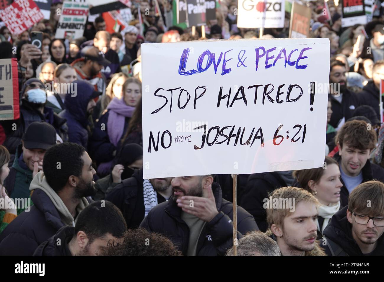 Victoria, South West London, UK.  11th November, 2023   Dramatic poster amongst the supporters of the pro-Palestine march as it winds itÕs way across Vauxhall Bridge - in front of the iconic MI6 secret service building, on itÕs way to the US Embassy, Nine Elms, London Credit: Motofoto/Alamy Live News Stock Photo