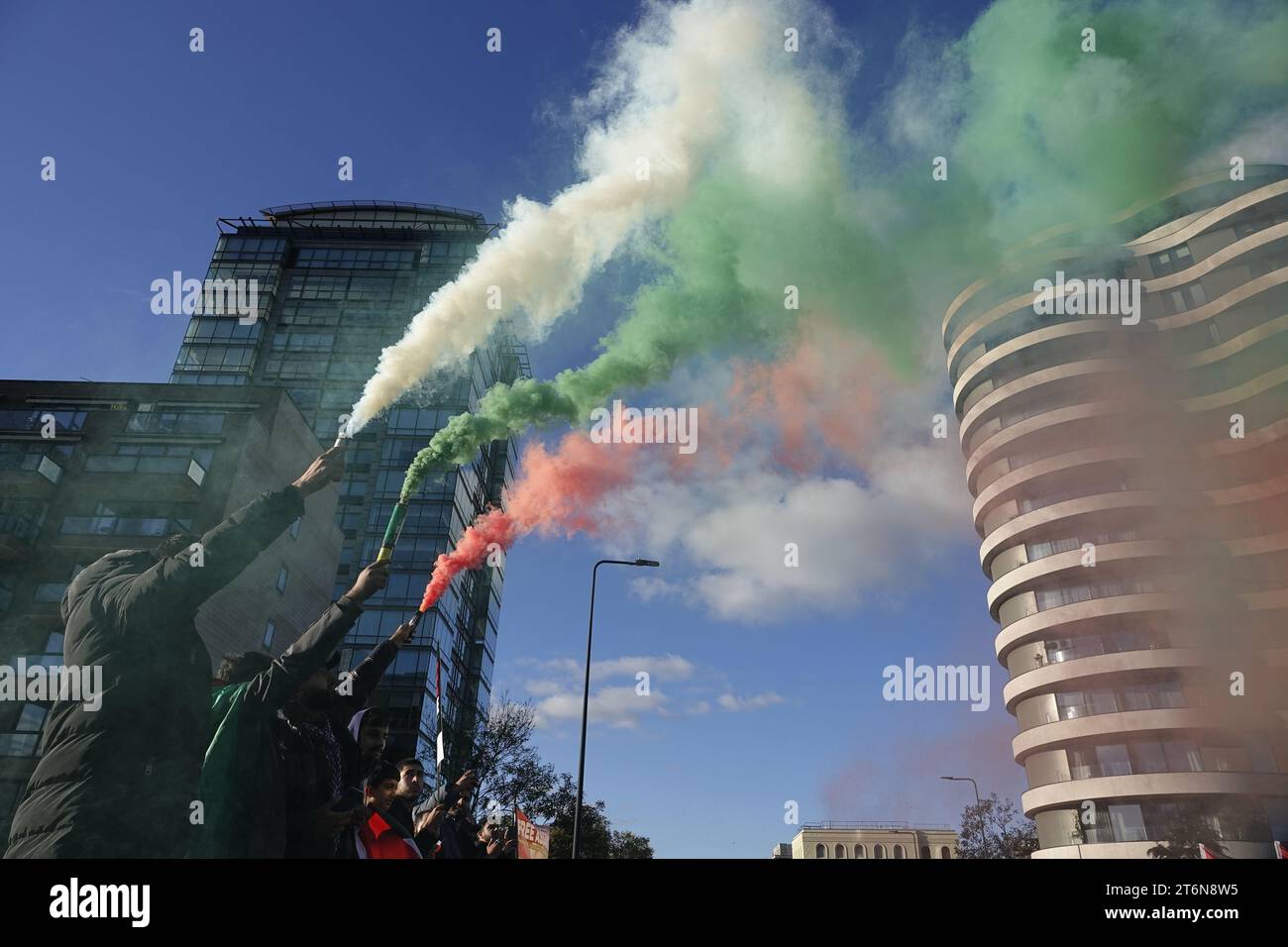 Victoria, South West London, UK.  11th November, 2023   Dramatic flares let of in the colours of Palestine on Vauxhall Bridge amongst the supporters of the pro-Palestine march as it winds itÕs way to the US Embassy, Nine Elms, London Credit: Motofoto/Alamy Live News Stock Photo