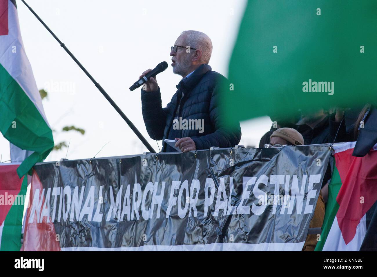 London, UK, 11 November 2023: Jeremy Corbyn addresses the crowd at Vauxhall during a pro-Palestinian march in London. Over 800,000 protestors were demanding a ceasefire in Gaza. Since Hamas attacked Israel on 7 October the Israeli bombardment of Gaza has caused thousands of deaths. Today's protest was given extra publicity by Suella Braverman's attempts to pressurise the police into banning it. Anna Watson/Alamy Live News Stock Photo