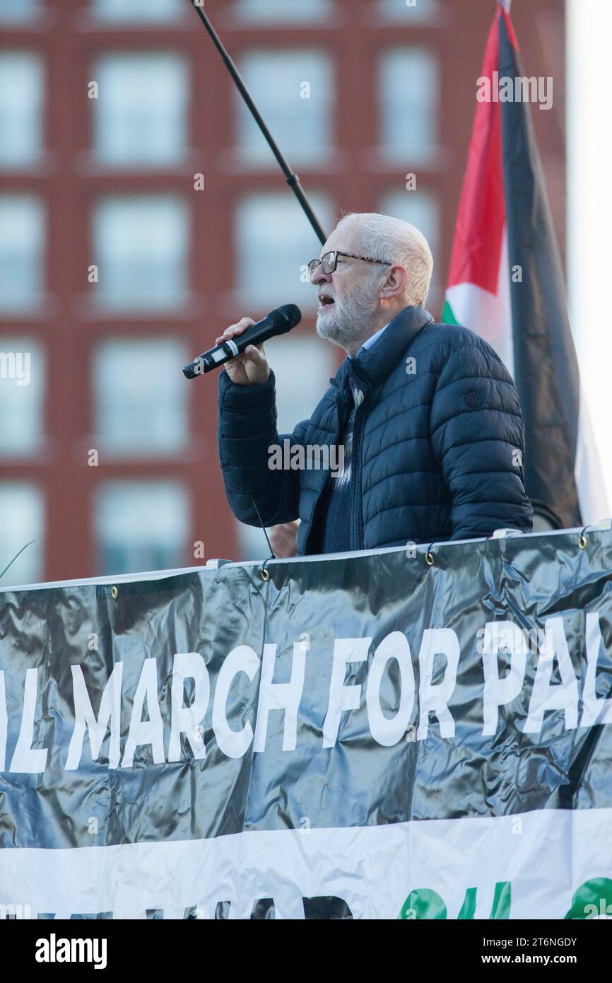 London, UK, 11 November 2023: Jeremy Corbyn addresses the crowd at Vauxhall during a pro-Palestinian march in London. Over 800,000 protestors were demanding a ceasefire in Gaza. Since Hamas attacked Israel on 7 October the Israeli bombardment of Gaza has caused thousands of deaths. Today's protest was given extra publicity by Suella Braverman's attempts to pressurise the police into banning it. Anna Watson/Alamy Live News Stock Photo