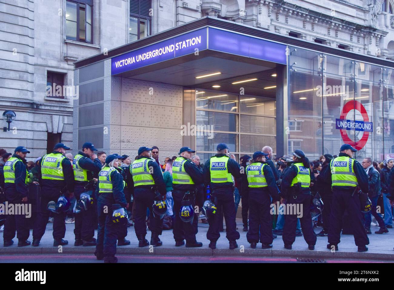 November 11, 2023, London, England, UK Riot police outside Victoria