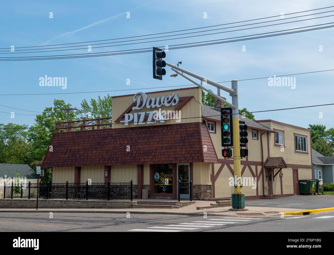 BEMIDJI, MN - 3 JUN 2023: Daves Pizza restaurant building, a popular eating establishment. Stock Photo
