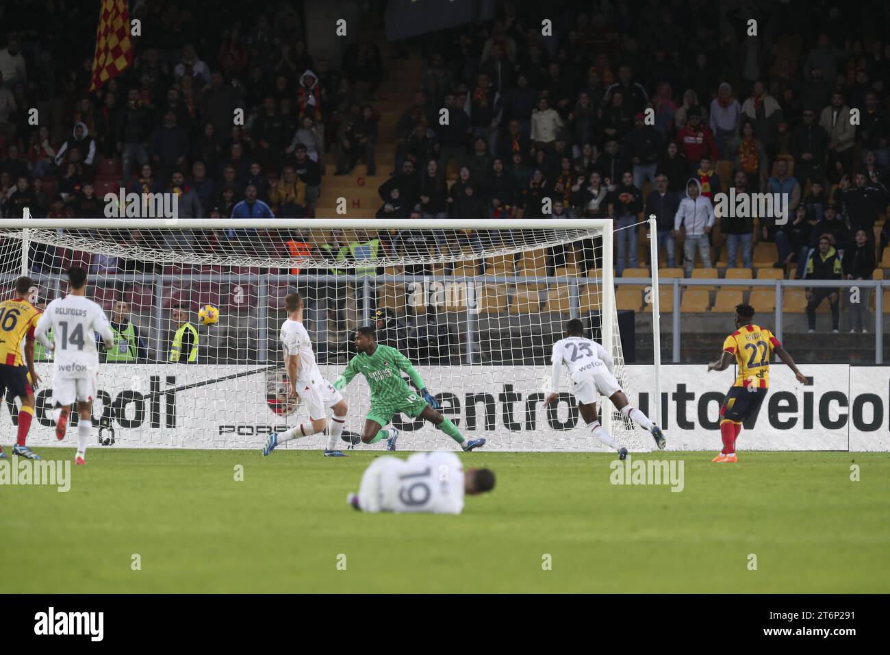 Lameck Banda (Lecce) scores a goal  during  US Lecce vs AC Milan, Italian soccer Serie A match in Lecce, Italy, November 11 2023 Stock Photo