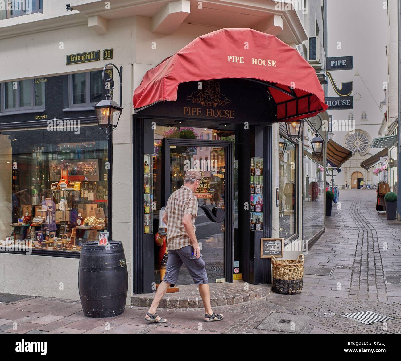 Tobacco shop store hi-res stock photography and images