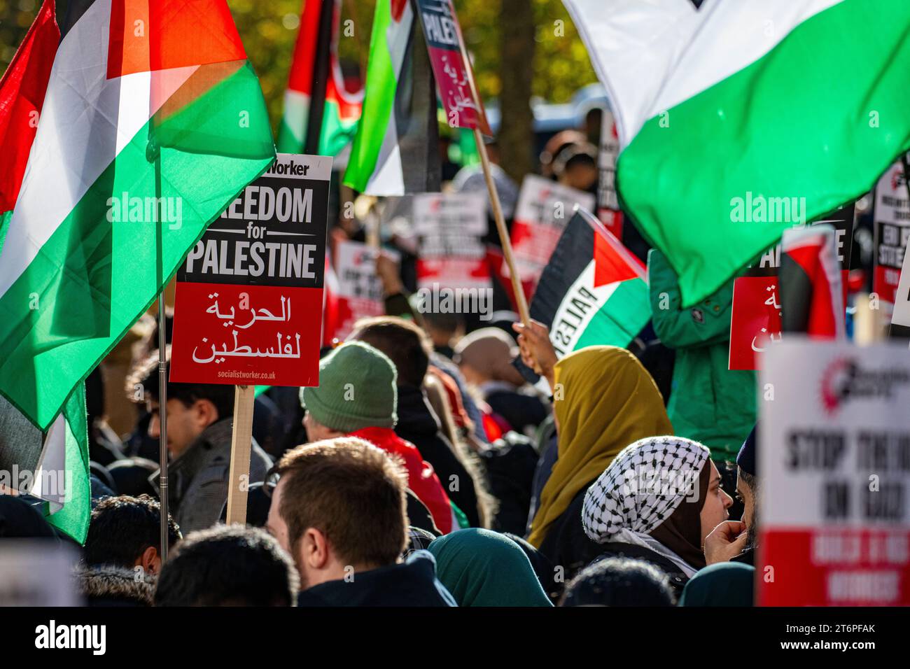 London, UK. 11 November, 2023. Hundreds of thousands of Palestine supporters march through London from Hyde Park to the U.S. Embassy Stock Photo