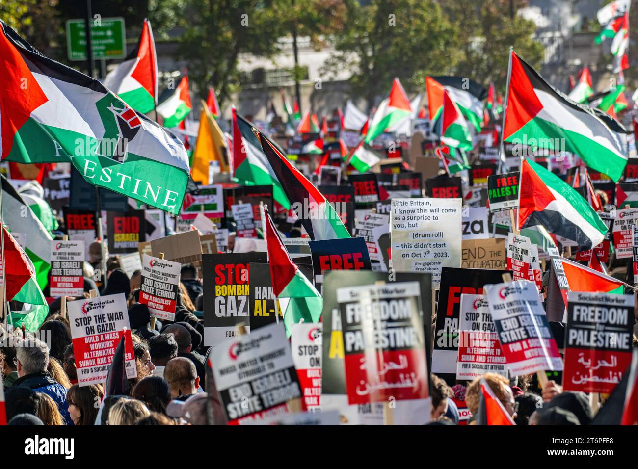 London, UK. 11 November, 2023. Hundreds of thousands of Palestine supporters march through London from Hyde Park to the U.S. Embassy Stock Photo
