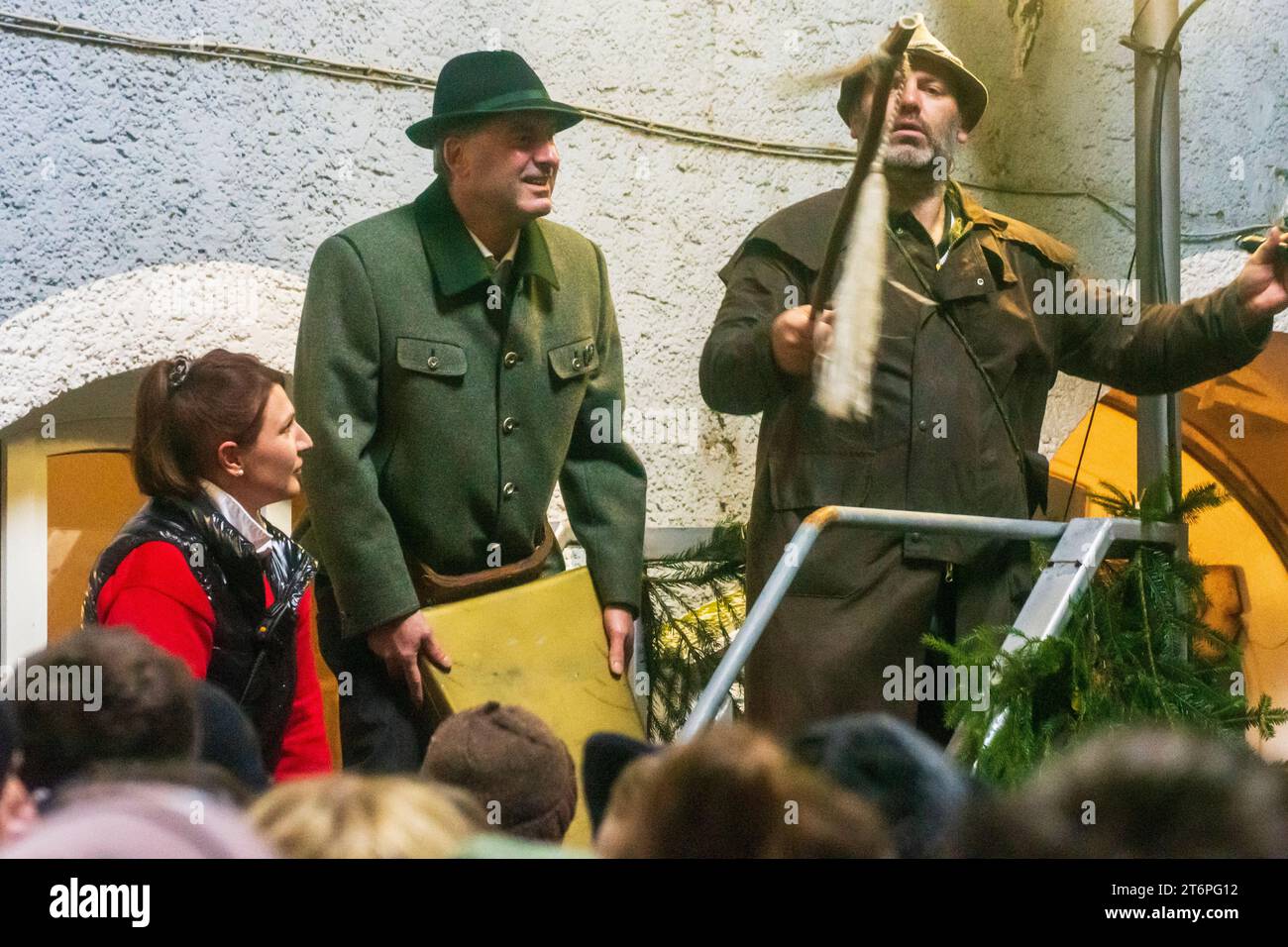 Rinchnach: Hubert Aiwanger (Freie Wähler) with cowbell, and mayor Simone Hilz, at regional customs Grosses Wolfauslassen (Big wolf release), on Novemb Stock Photo