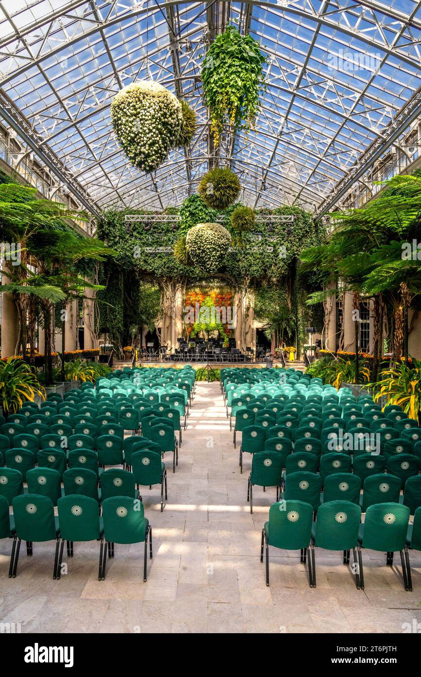 Kennett Square, PA – US – Oct 14, 2023 Vertical view of the Exhibition Hall at the Conservatory of Longwood Gardens, a botanical garden in the Brandyw Stock Photo