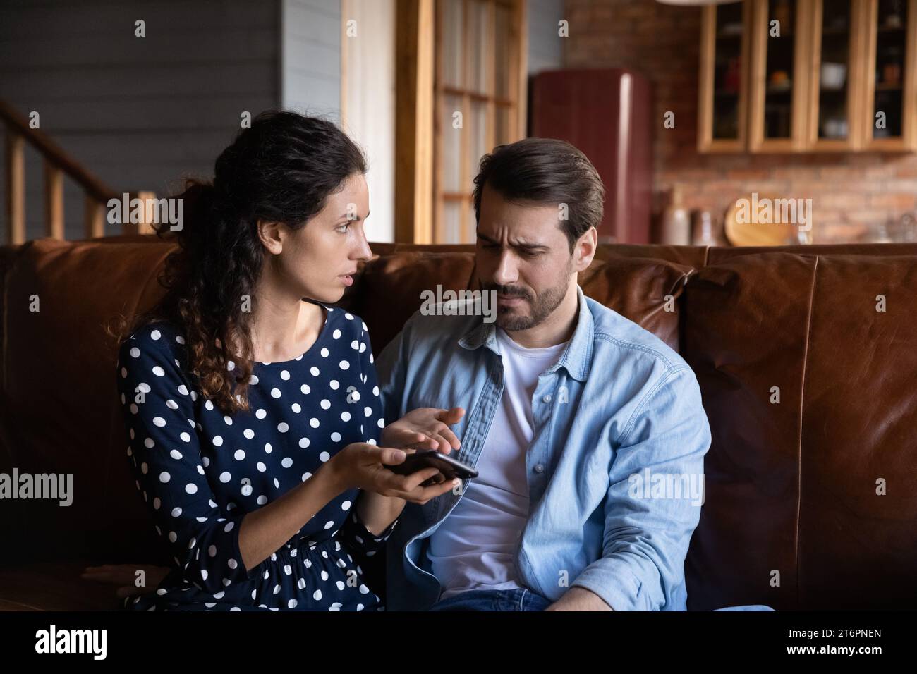 Man woman arguing phone hi-res stock photography and images - Alamy