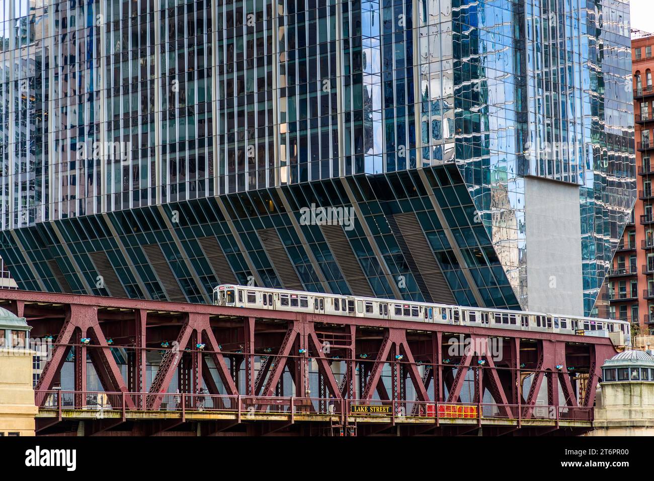 The Chicago Elevated (Chicago-L) elevated train runs mainly as an elevated Metro through Chicago, United States. Behind it is the Riverside Plaza building. Thanks to a clever design, it only takes up 25 percent of the built-up area Stock Photo