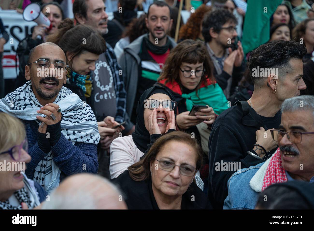 November 11, 2023, Barcelona, Barcelona, Spain: Thousands of people demonstrate in Barcelona in solidarity with Palestine and against the genocide of the Israeli army, commanded by Benjamin Netayahu, who does not want a ceasefire. (Credit Image: © Marc Asensio Clupes/ZUMA Press Wire) EDITORIAL USAGE ONLY! Not for Commercial USAGE! Stock Photo