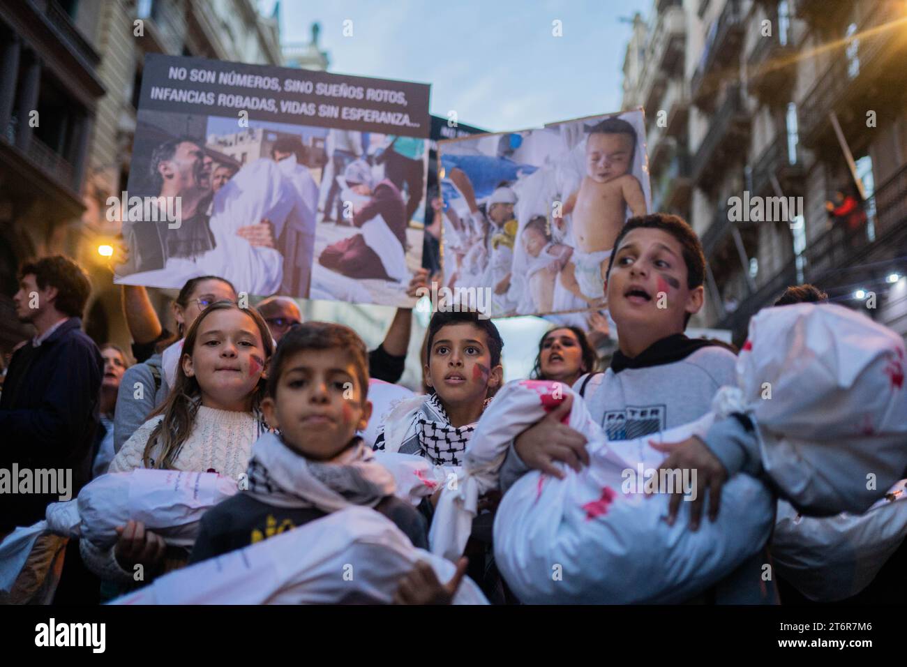 November 11, 2023, Barcelona, Barcelona, Spain: Thousands of people demonstrate in Barcelona in solidarity with Palestine and against the genocide of the Israeli army, commanded by Benjamin Netayahu, who does not want a ceasefire. (Credit Image: © Marc Asensio Clupes/ZUMA Press Wire) EDITORIAL USAGE ONLY! Not for Commercial USAGE! Stock Photo