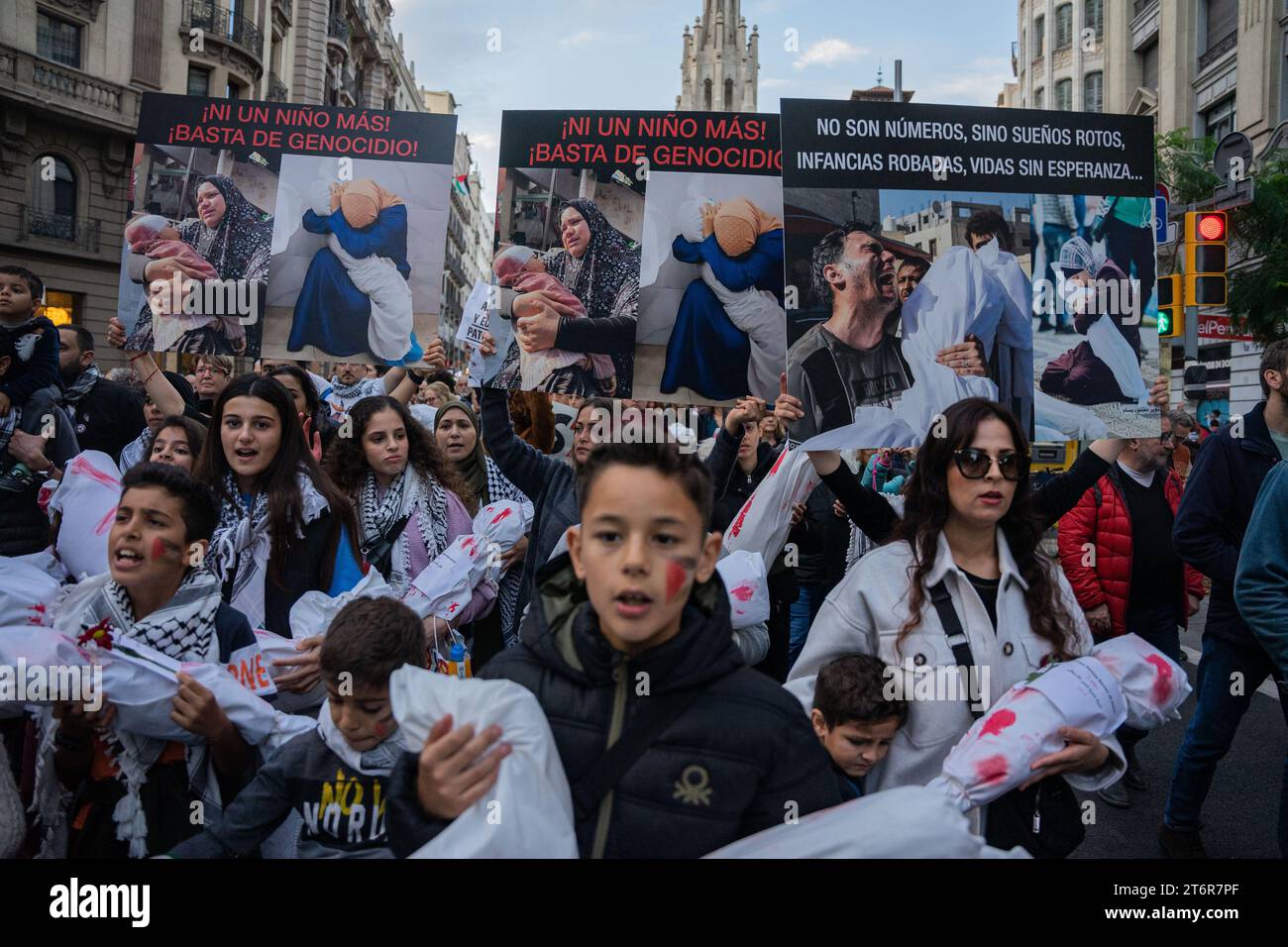 November 11, 2023, Barcelona, Barcelona, Spain: Thousands of people demonstrate in Barcelona in solidarity with Palestine and against the genocide of the Israeli army, commanded by Benjamin Netayahu, who does not want a ceasefire. (Credit Image: © Marc Asensio Clupes/ZUMA Press Wire) EDITORIAL USAGE ONLY! Not for Commercial USAGE! Stock Photo