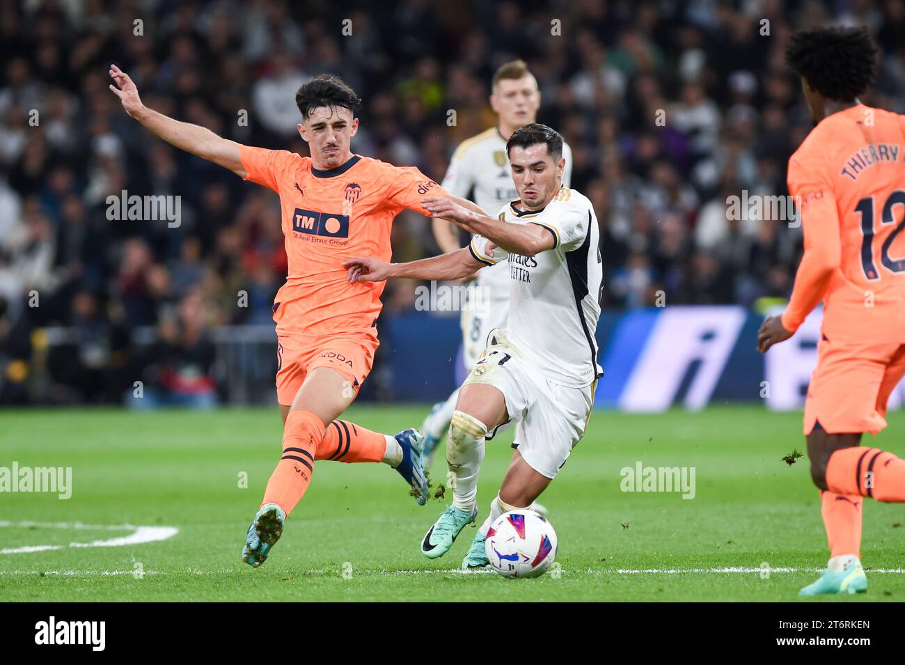 (231112) -- MADRID, Nov. 12, 2023 (Xinhua) -- Brahim Diaz (R) of Real Madrid vies with Diego Lopez of Valencia during a La Liga football match between Real Madrid and Valencia in Madrid, Spain, Nov. 11, 2023. (Photo by Gustavo Valiente/Xinhua) Stock Photo