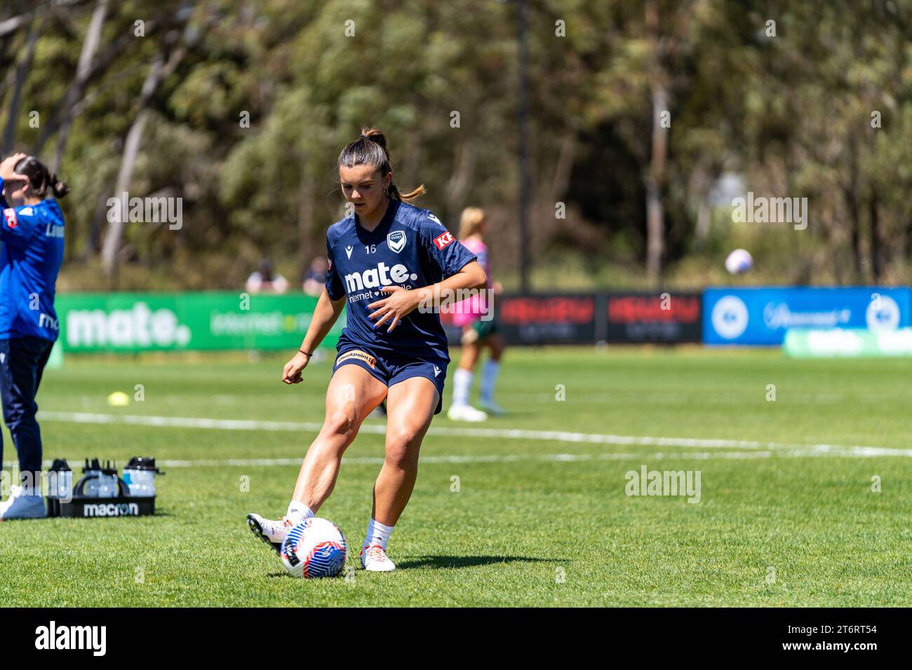 Bundoora, Australia. 12 November, 2023. Melbourne Victory Paige Zois warms up with the team before the match. Credit: James Forrester/Alamy Live News Stock Photo