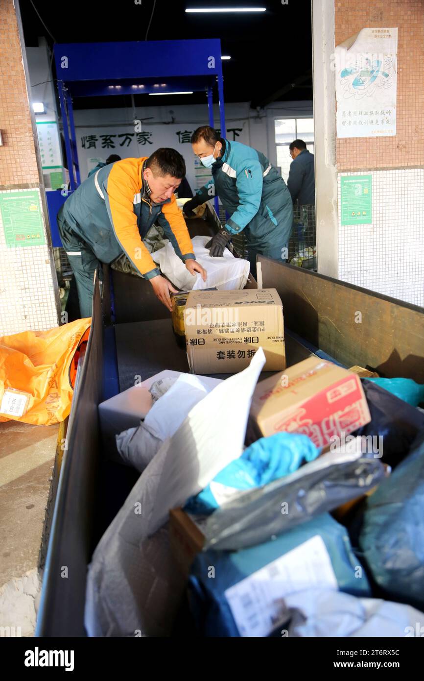 LIANYUNGANG, CHINA - NOVEMBER 12, 2023 - Postmen sort parcels at the postal Express logistics business department in Lianyungang, Jiangsu province, Ch Stock Photo