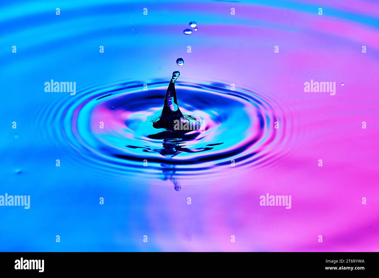 a drop of water falling into the water and creating waves Stock Photo ...
