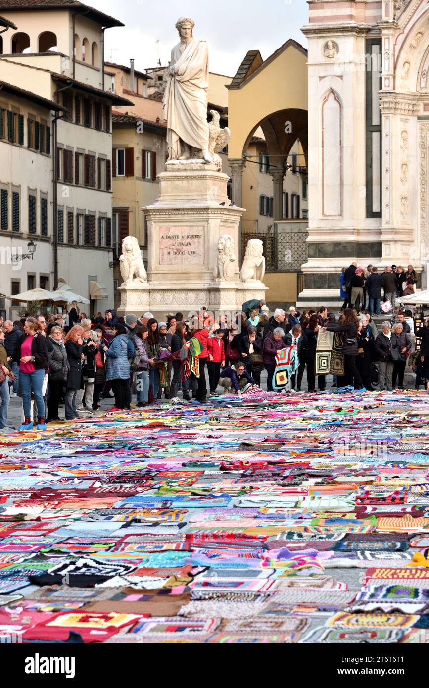 Firenze Piazza Santa Croce migliaia di coperte per dire NO alla violenza sulle donne con il Progetto ‘Viva Vittoria’. Credits: Andrea Paoletti Stock Photo