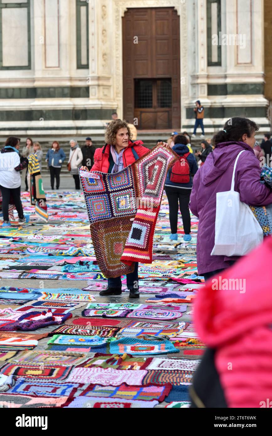 Firenze Piazza Santa Croce migliaia di coperte per dire NO alla violenza sulle donne con il Progetto ‘Viva Vittoria’. Credits: Andrea Paoletti Stock Photo