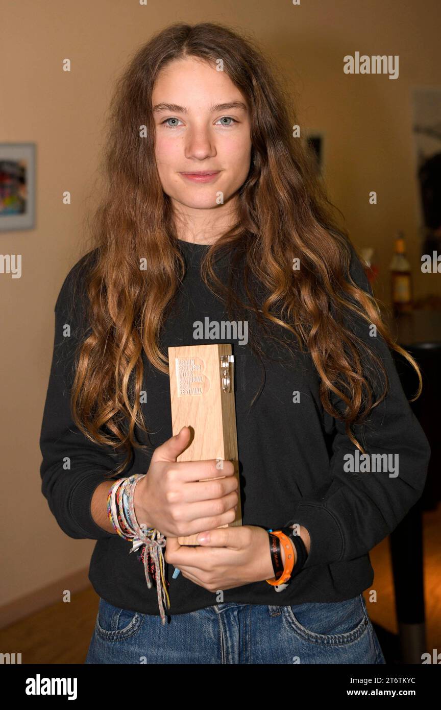 eline-doenst-mit-dem-braunschweiger-filmpreis-als-bester-nachwuchs-bei