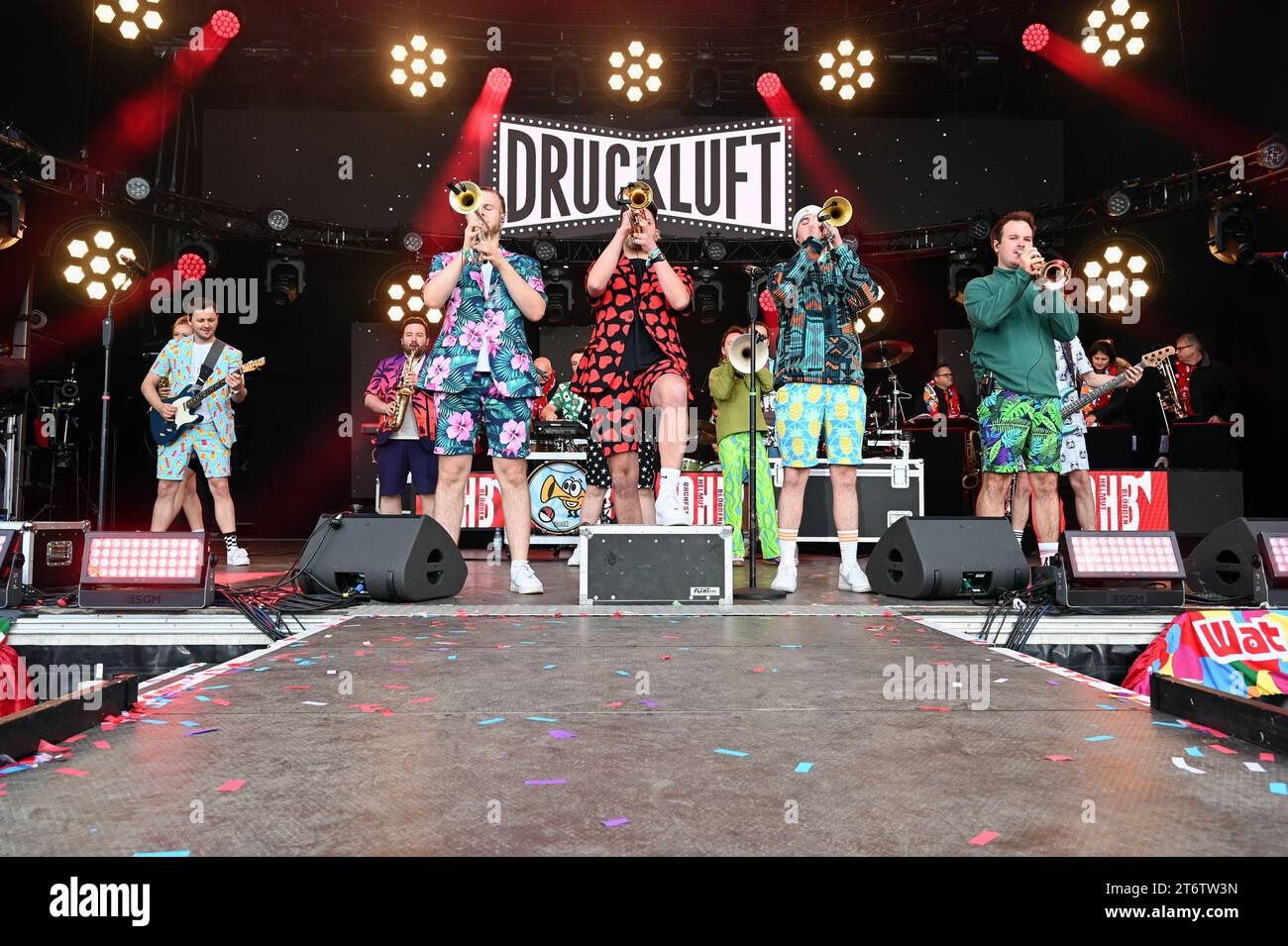 11 November 2023, North Rhine-Westphalia, Cologne: The band Druckluft on stage on 11.11.2023 in Cologne at the opening of the carnival session 2023 2024 of the Cologne Carnival on the Heumarkt. Traditionally, Cologne Carnival is opened on 11.11. at 11.11 a.m. with a large open-air festival. Photo: Horst Galuschka/dpa Stock Photo