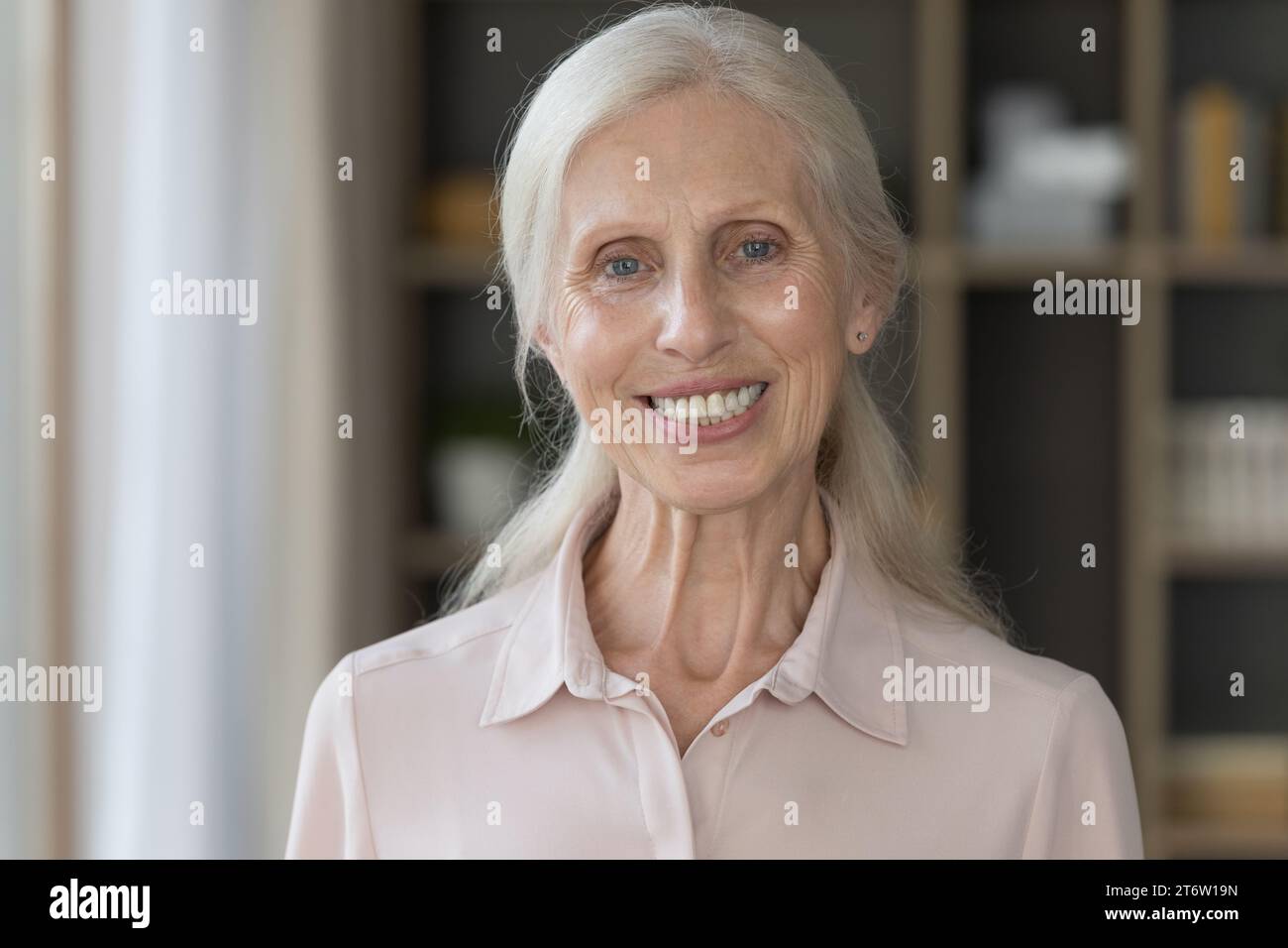 Mature female face model pose hi-res stock photography and images - Alamy