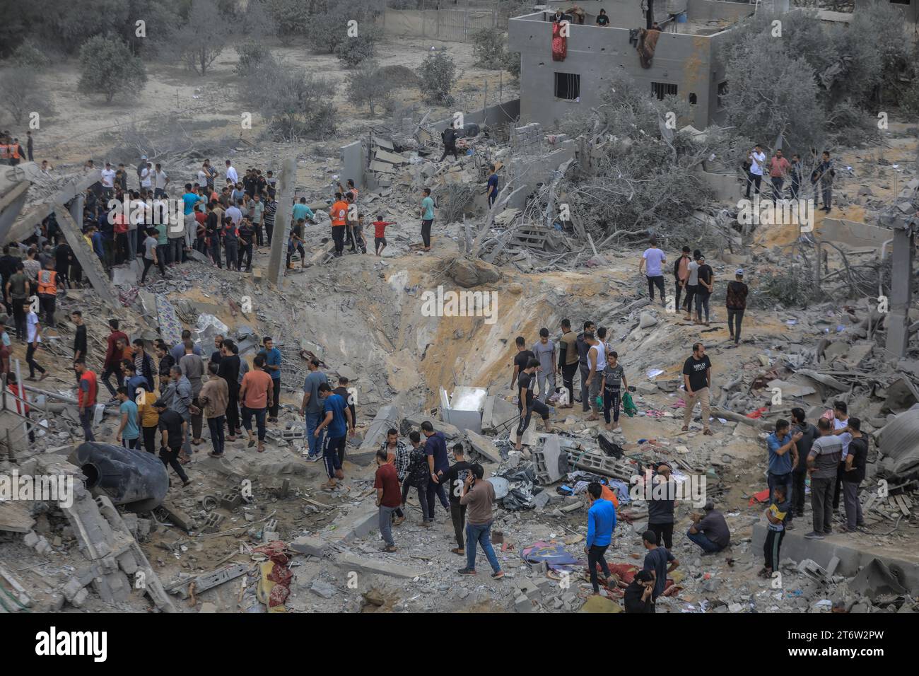Khan Yunis Palestinian Territories 12th Nov 2023 People Inspect The 