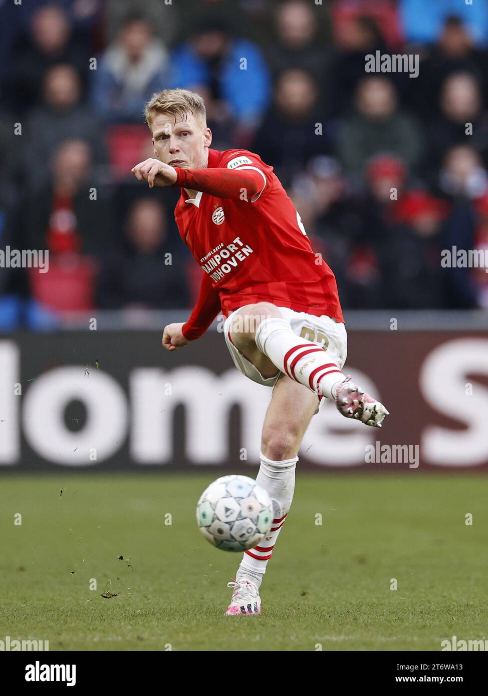 PSV 6-1 PEC Zwolle: Bajraktarevic Steals Show with Two Goals, Two Assists in Eredivisie Dominance