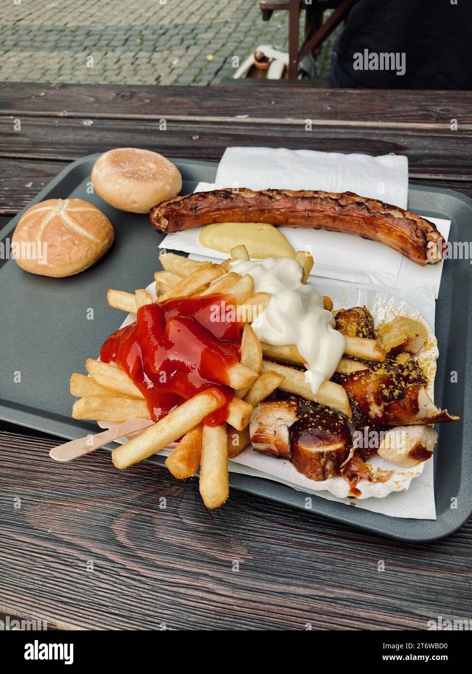 Feature / Symbol Currywurst mit Pommes 08/23 lips Ein schnelles Essen