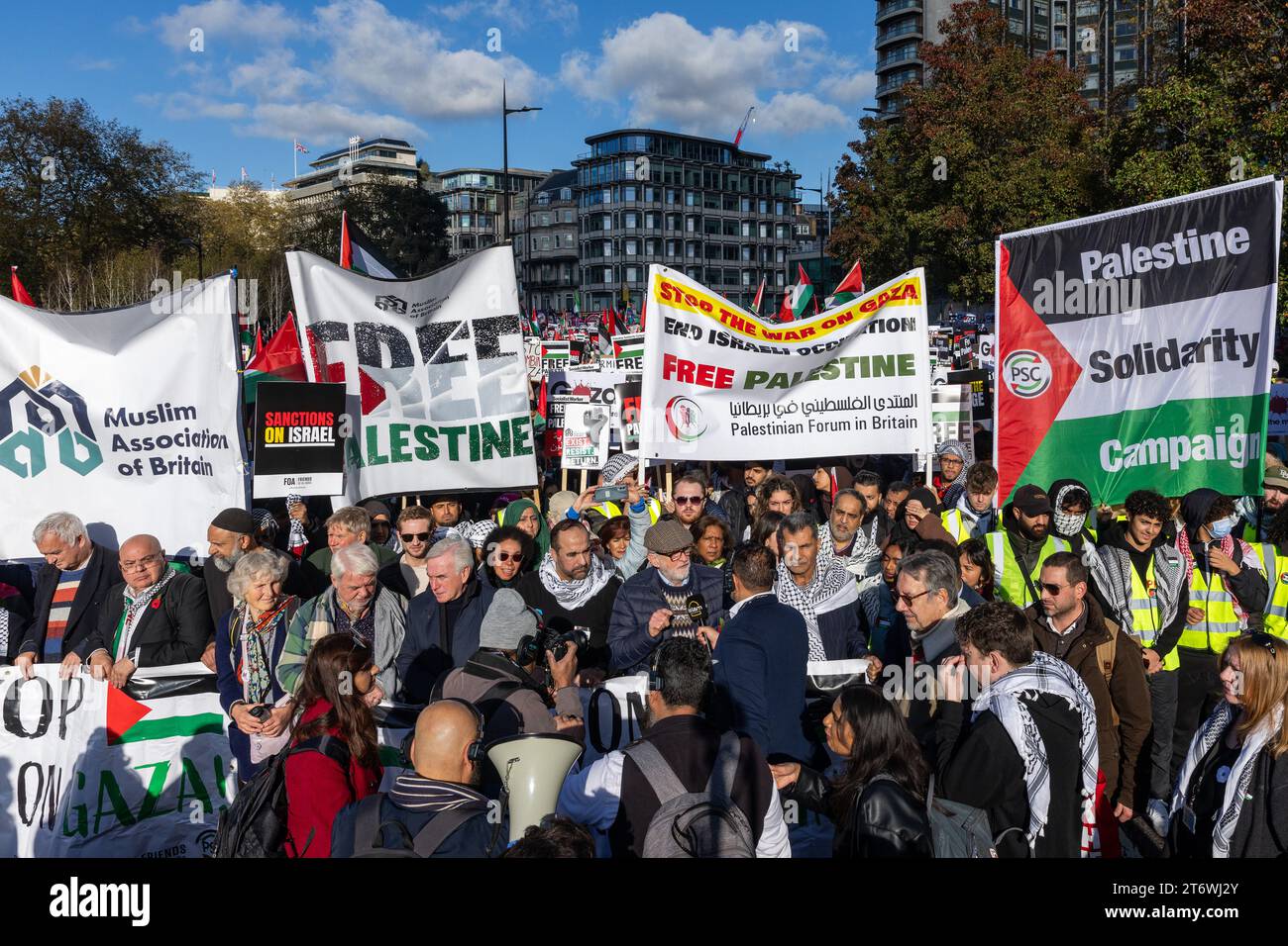 London, UK. 11th November, 2023. Hundreds of thousands of pro