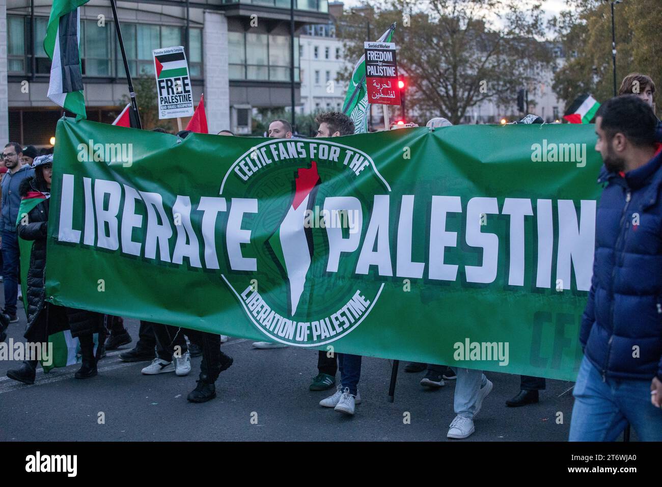 Celtic fans for the liberation of palestine hi-res stock photography ...