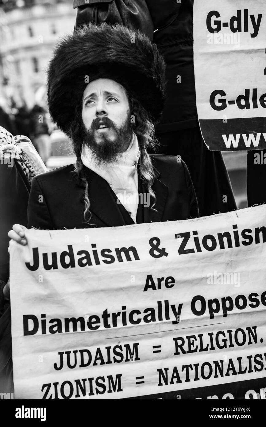 Orthodox Jews objecting to Israeli bombing of Gaza at Palastinian protests in Trafalgar Square, London, England, UK, 2023. Stock Photo