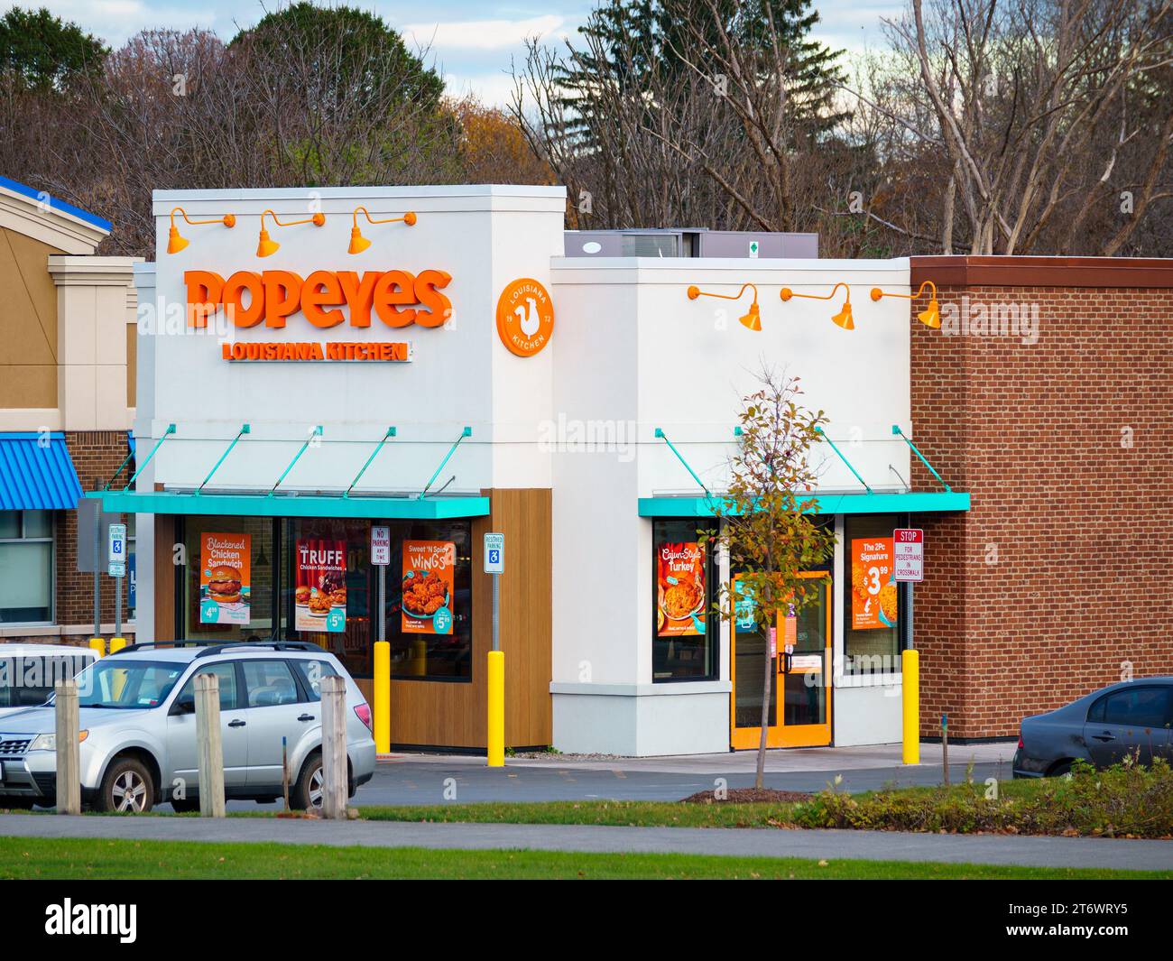 New Hartford, New York - Nov 11, 2023: Cloe-up Landscape View of Popeyes Louisiana Kitchen Storefront. Stock Photo