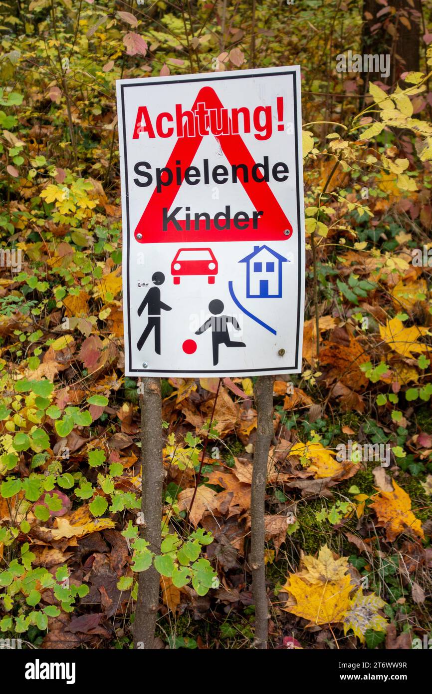 Attention children at play sign in Stuttgart, Uhlandshöhe. Achtung spielende Kinder Warnschild in Stuttgart auf der Uhlandshöhe Stock Photo
