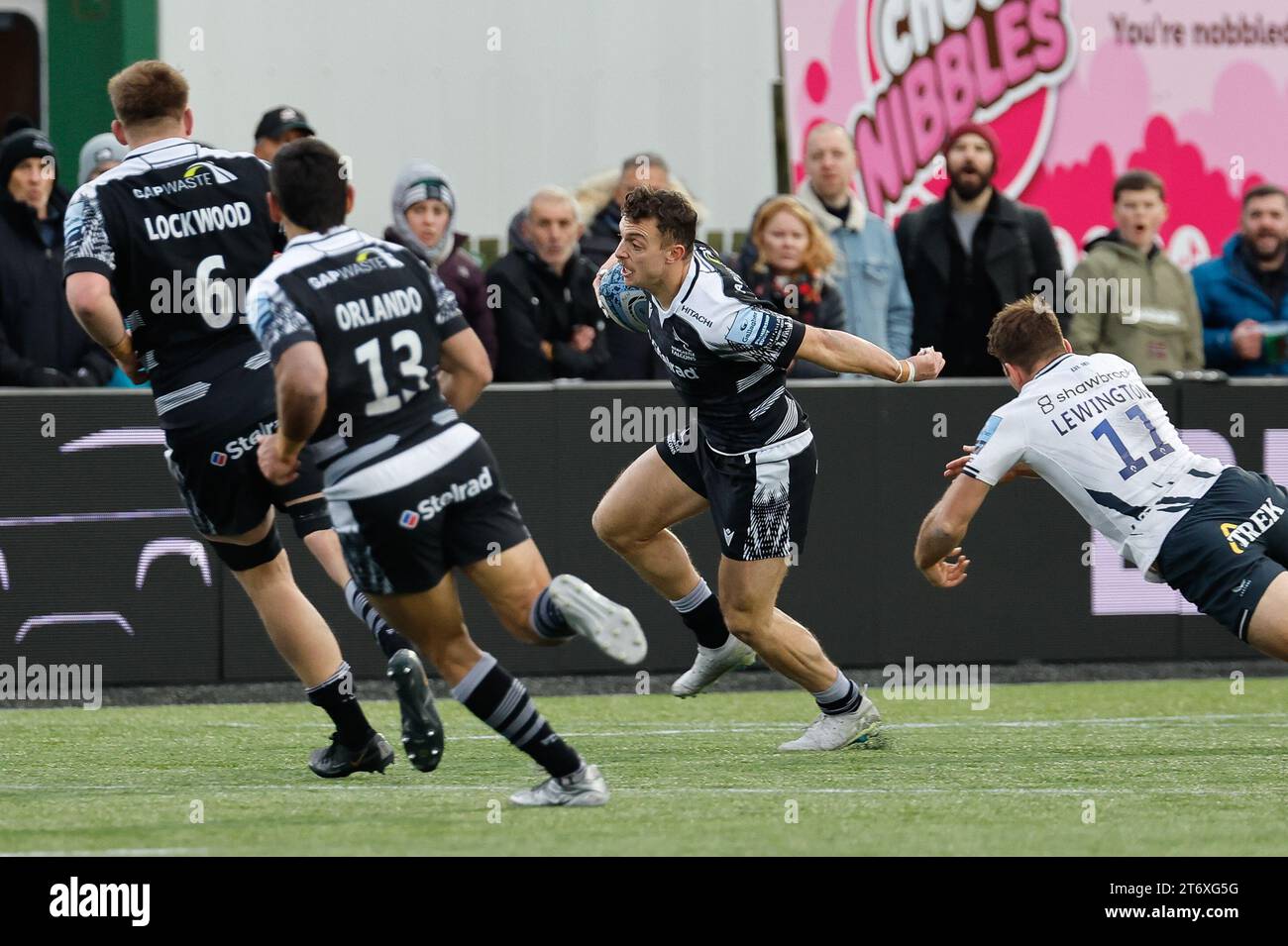 Adam Radwan of Newcastle Falcons  beats Alex Lewington of Saracens on the outside during the Gallagher Premiership match between Newcastle Falcons and Saracens at Kingston Park, Newcastle on Sunday 12th November 2023. (Photo: Chris Lishman | MI News) Stock Photo