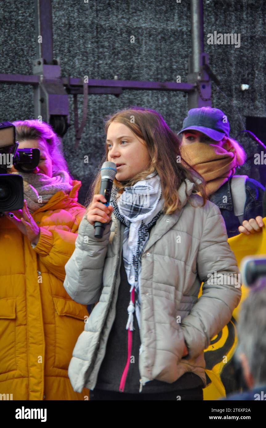 Amsterdam, The, Netherlands. 12th Nov, 2023. More than 80.000 people marched through Amsterdam to protest climate change. Swedish activist Greta Thunberg was one of the speakers. Credit: Pmvfoto/Alamy Live News Stock Photo