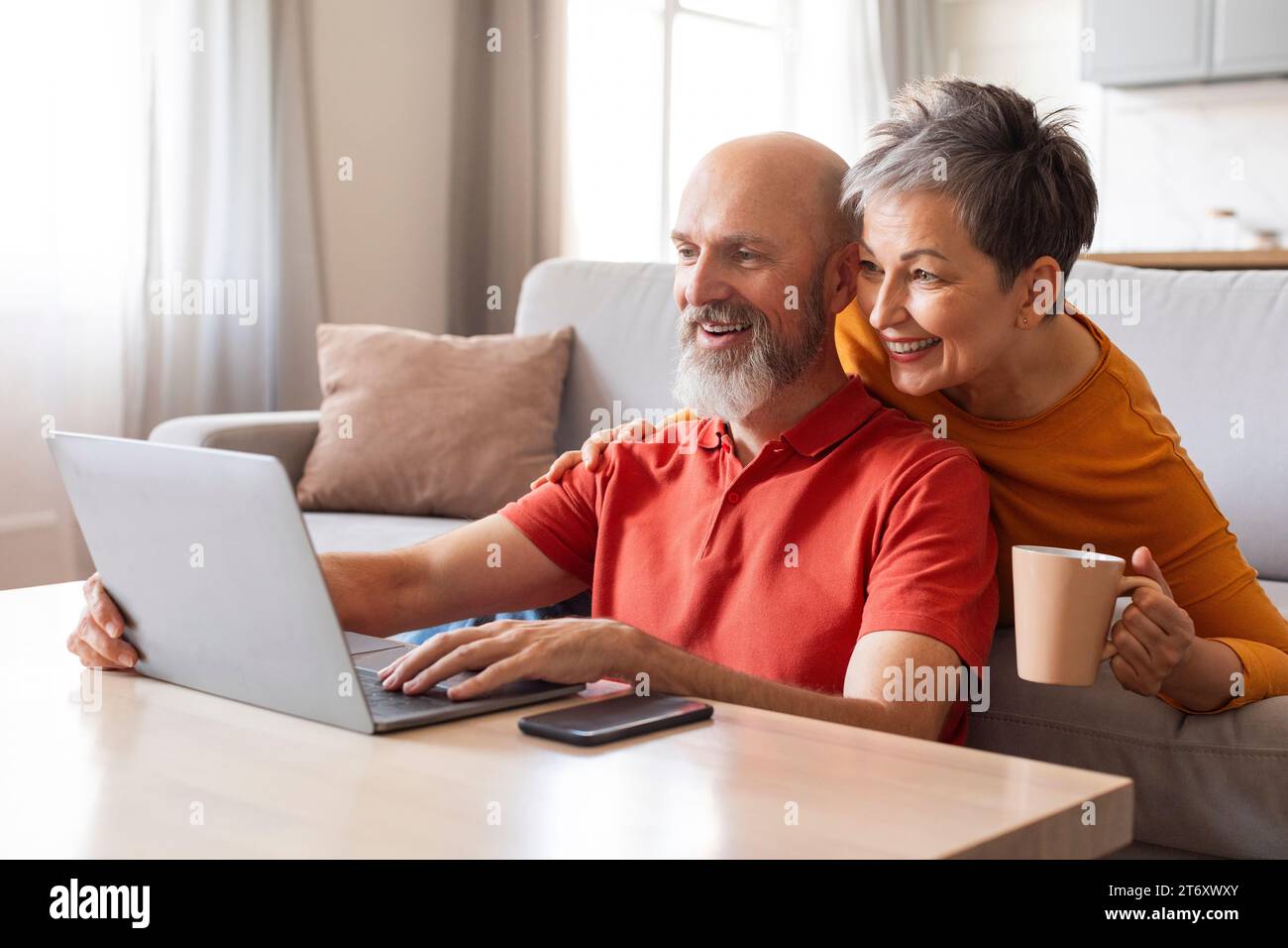 Tech savvy seniors hi-res stock photography and images - Alamy