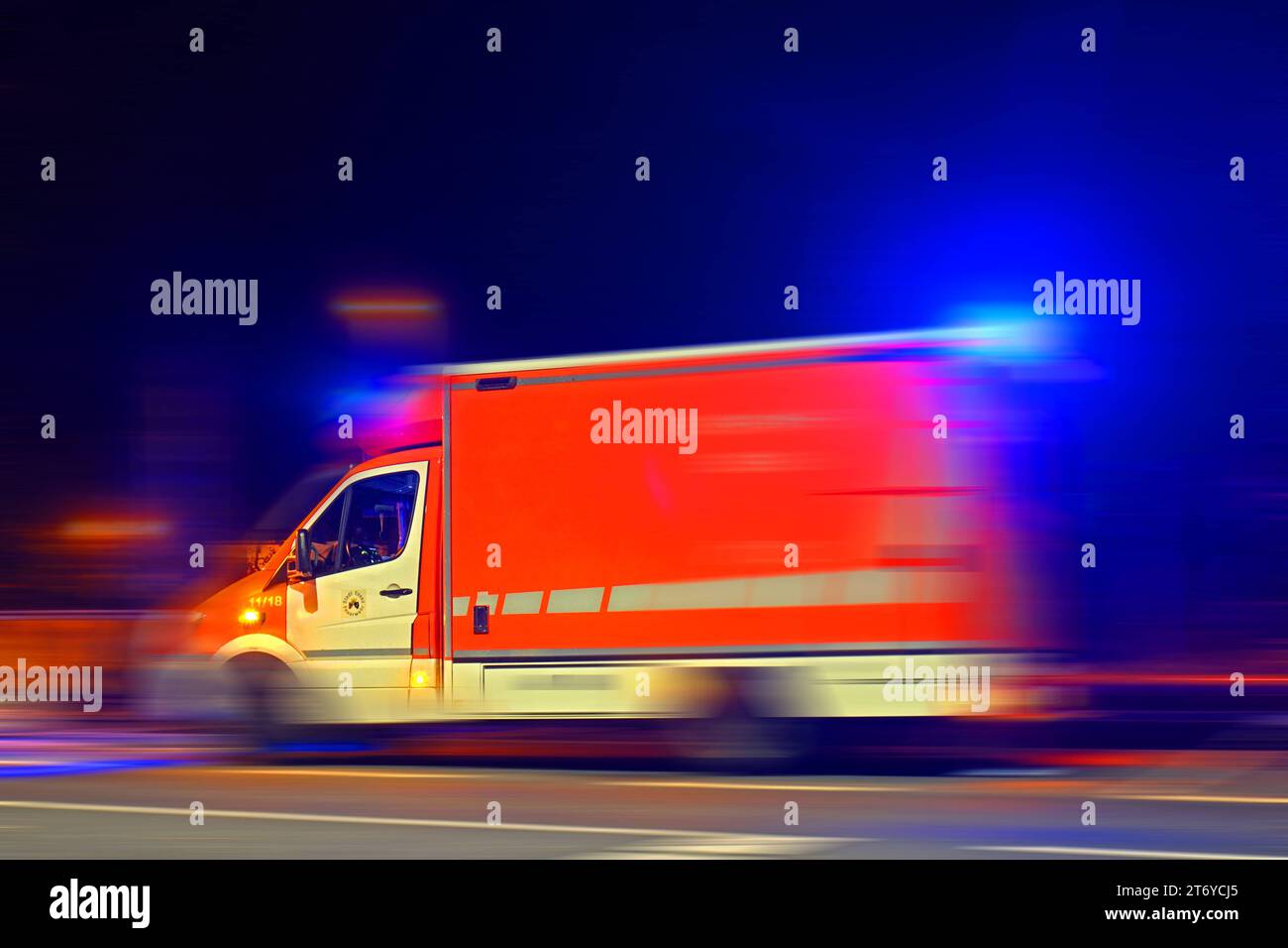 Rotes Feuerwehr Auto bei einem Unfall Stock Photo - Alamy