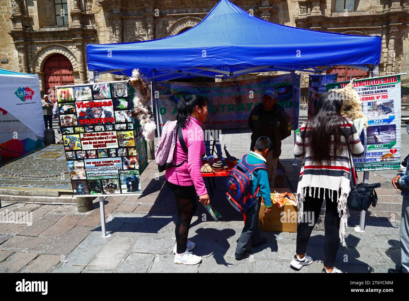People visiting a stand by POFOMA (Policía Forestal y de Preservación del Medio Ambiente, the Forestry and Environment Preservation Police) to educate the public about about illegal wildlife trafficking and measures to take to report it, Plaza San Francisco, La Paz, Bolivia Stock Photo