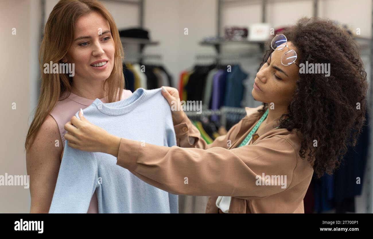 Female personal shopper helping cutomer 5 Stock Photo - Alamy