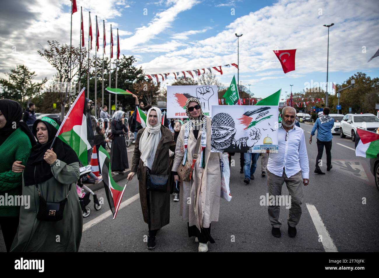 Istanbul, Turkey. 12th Nov, 2023. A protester carrying a banner with a picture of Jerusalem and the Palestinian flag was seen walking. Palestine Initiative Platform formed a human chain from Edirnekapi to Sultanahmet to protest Israel's attacks on Gaza. Credit: SOPA Images Limited/Alamy Live News Stock Photo