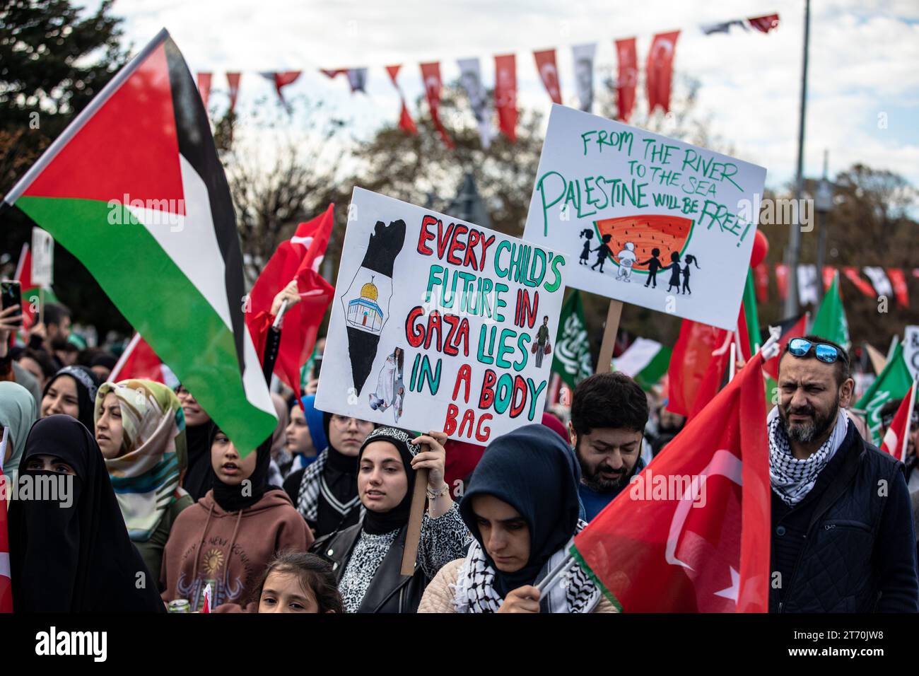 Istanbul, Turkey. 12th Nov, 2023. Palestinian supporters were seen holding Turkish and Palestinian flags and banners written against Israel. Palestine Initiative Platform formed a human chain from Edirnekapi to Sultanahmet to protest Israel's attacks on Gaza. Credit: SOPA Images Limited/Alamy Live News Stock Photo