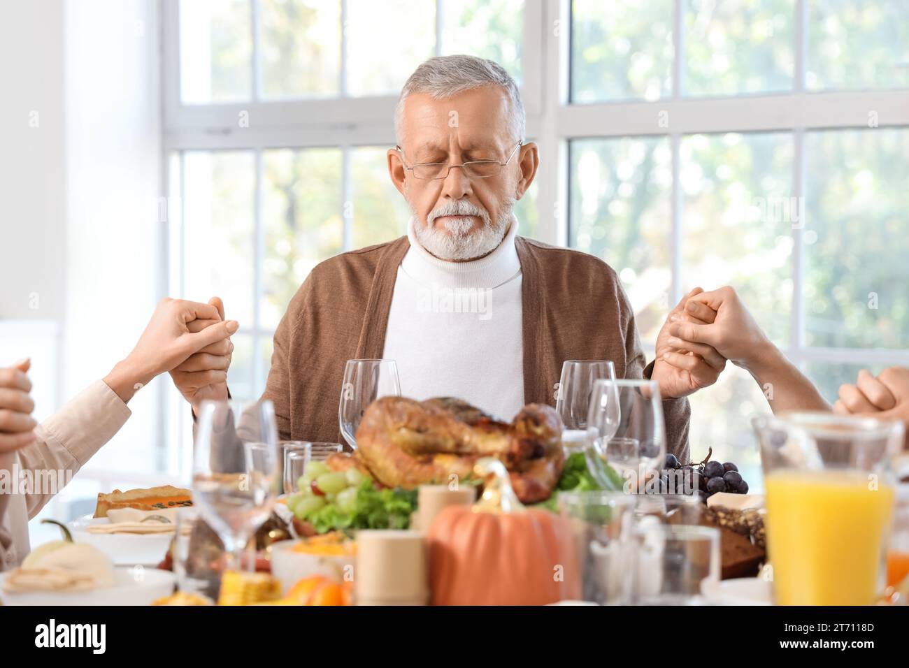 Family praying together meal dining hi-res stock photography and images ...