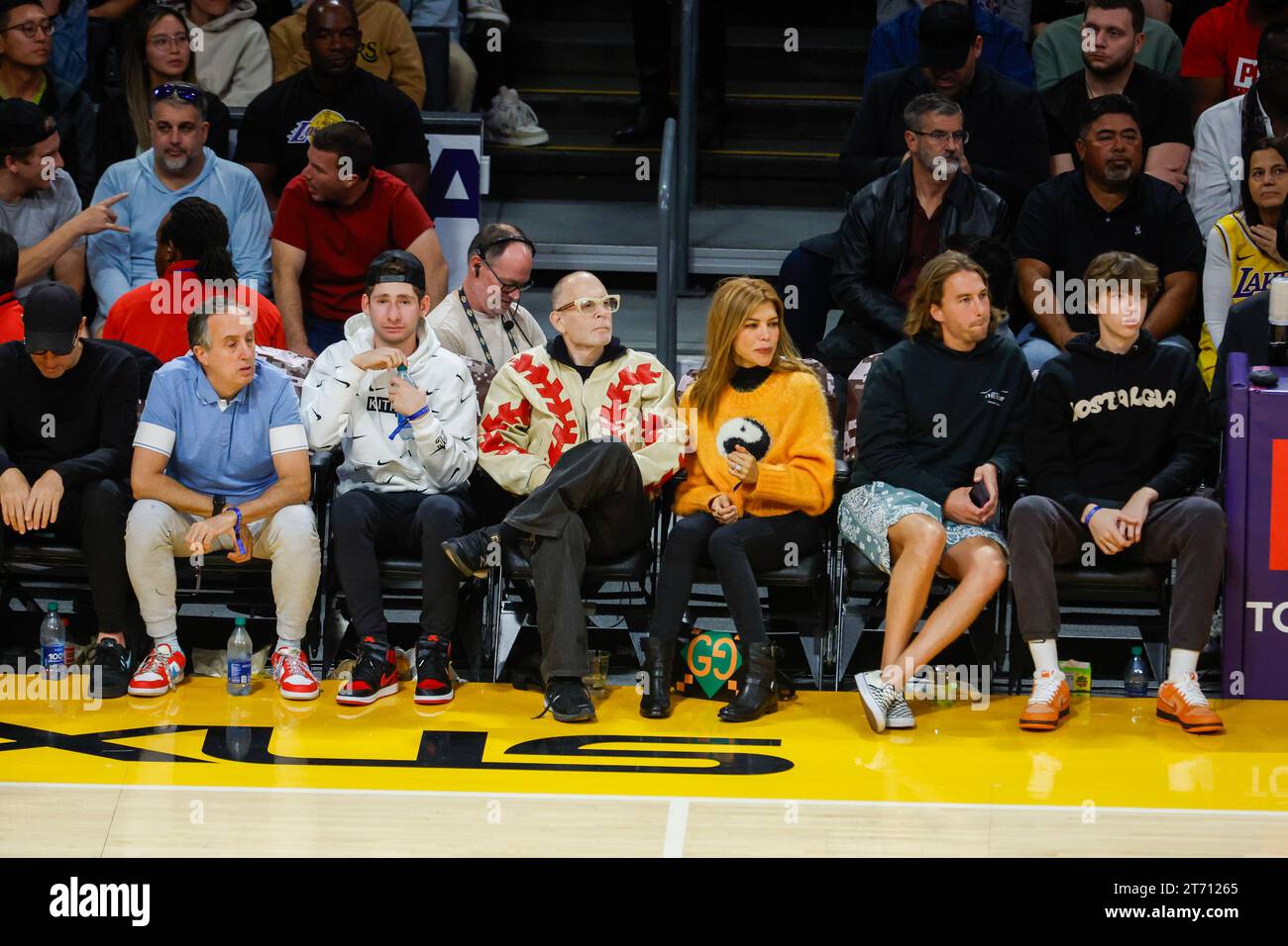 Los Angeles, California, USA. November 12, 2023, Los Angeles, California,  USA: Spectators watch from front row seats during an NBA basketball game  between the Los Angeles Lakers and the Portland Trail Blazers