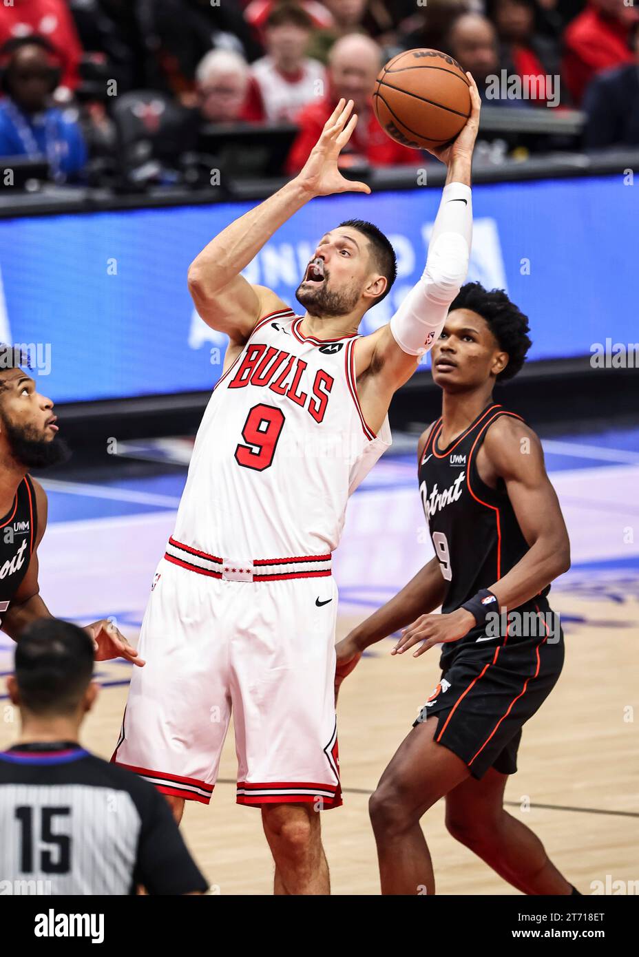 (231113) -- CHICAGO, Nov. 13, 2023 (Xinhua) -- Nikola Vucevic (C) of Chicago Bulls shoots during the 2023-2024 NBA regular season match between Detroit Pistons and Chicago Bulls in Chicago, the United States, on Nov. 12, 2023. (Photo by Joel Lerner/Xinhua) Stock Photo