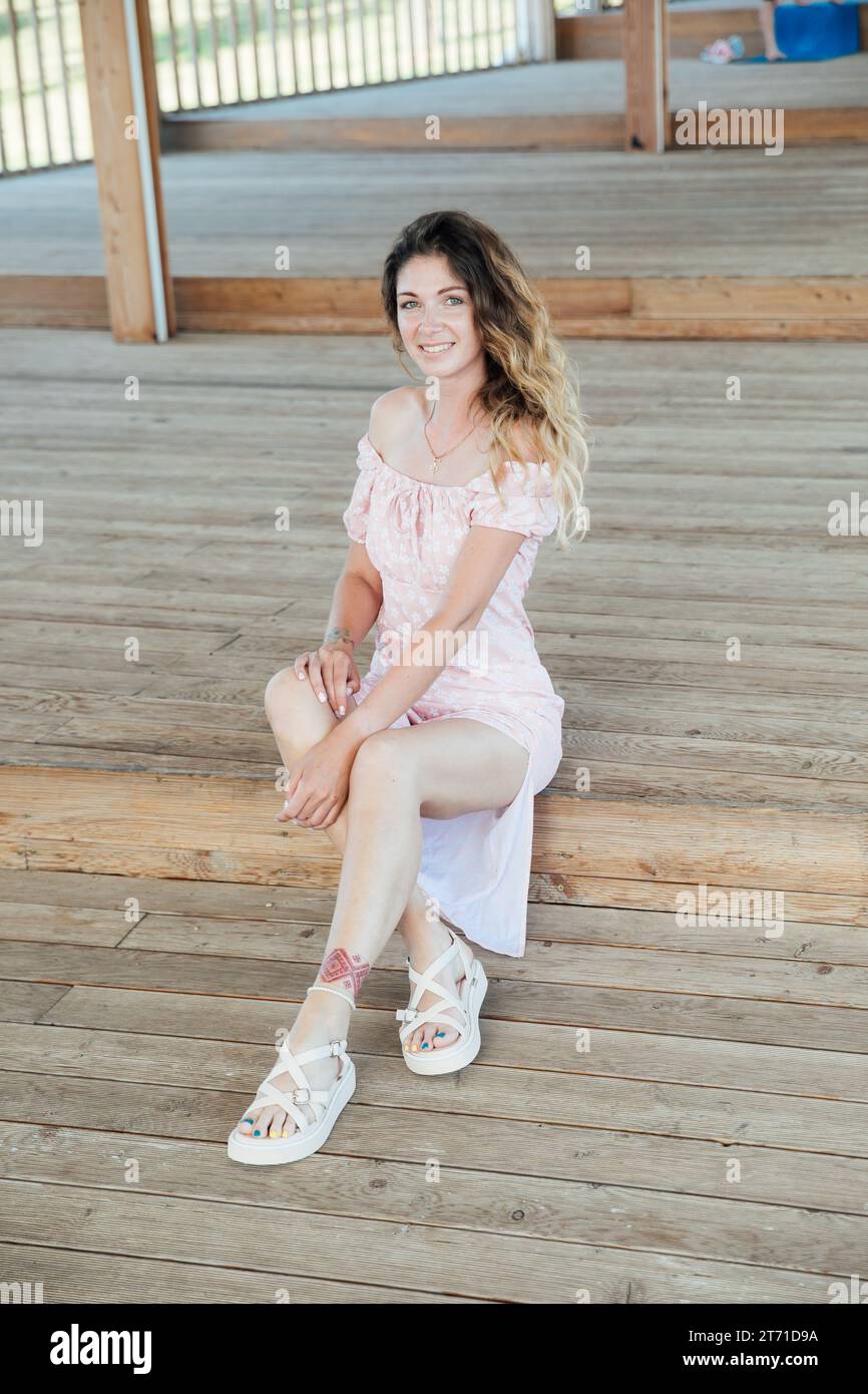 Girl sitting on steps outside hi-res stock photography and images - Alamy