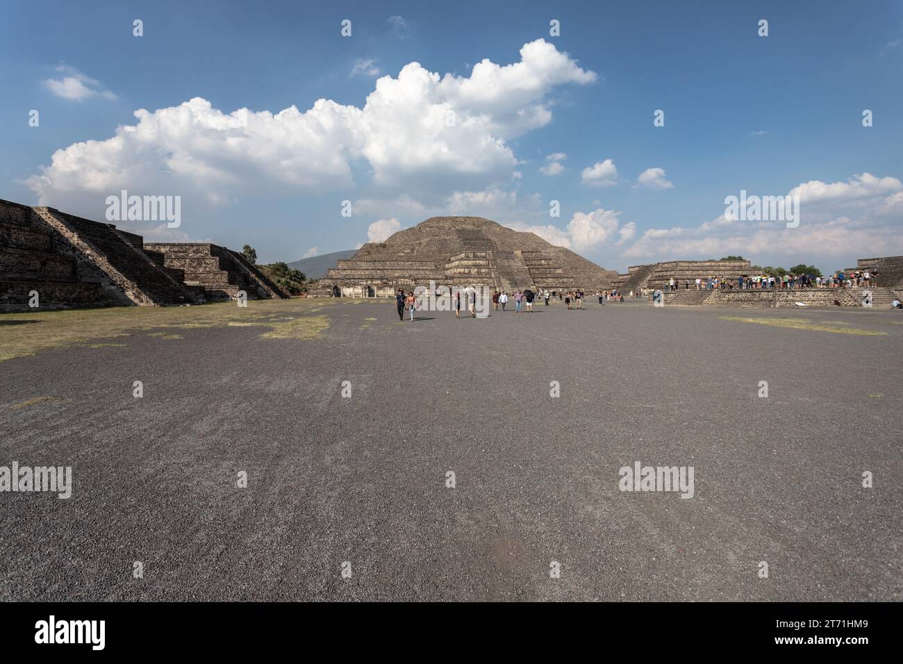 A group of people standing in front of the Pyramid of the Sun in Teotihuacan, Mexico Stock Photo
