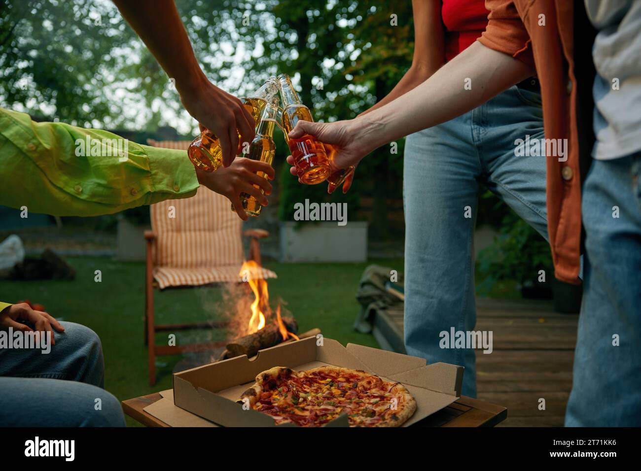 Friends having bonfire party drinking hi-res stock photography and ...