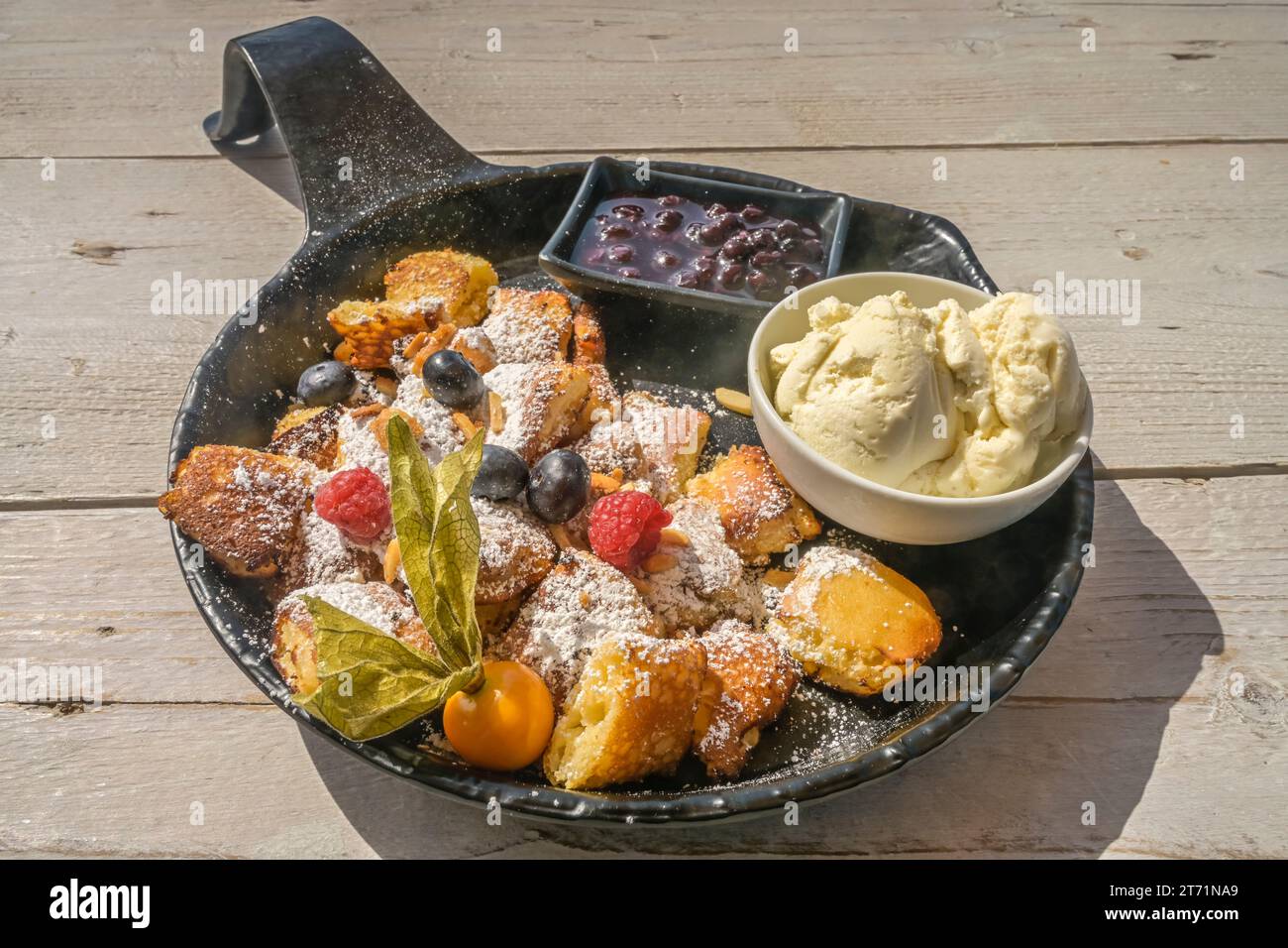 Kaiserschmarrn mit Vanilleeis und Blaubeeren Stock Photo - Alamy