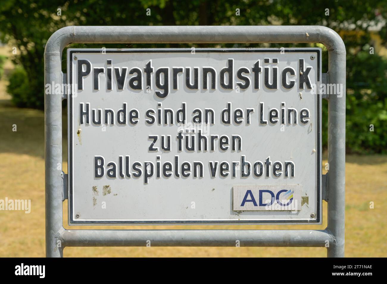 Schild, Privatgrundstück, Ballspielen verboten, Hunde Leinepflicht, Deutschland *** Local Caption *** , Berlin, Deutschland Stock Photo